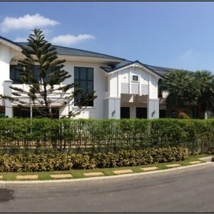 Land with buildings in Pathum Thani