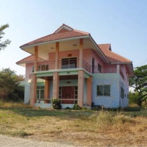 Land with buildings in Sing Buri