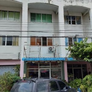 Land with buildings in Pathum Thani