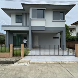 Land with buildings in Pathum Thani