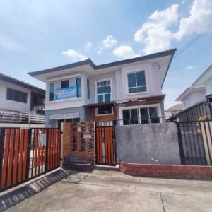 Land with buildings in Pathum Thani