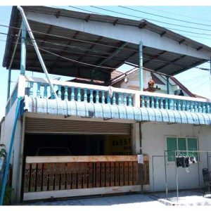 Land with buildings in Pathum Thani