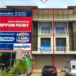 Land with buildings in Pathum Thani