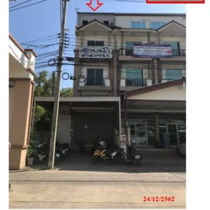 Land with buildings in Pathum Thani