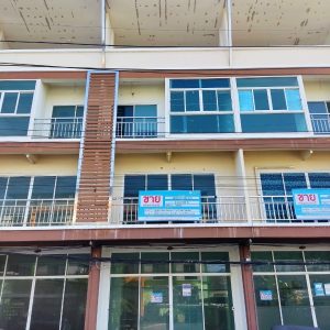 Land with buildings in Pathum Thani