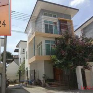 Land with buildings in Nakhon Pathom