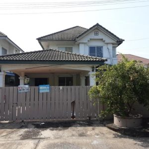Land with buildings in Pathum Thani
