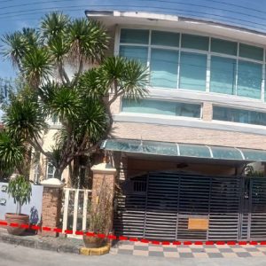Land with buildings in Pathum Thani
