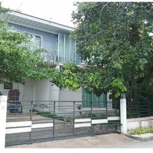 Land with buildings in Pathum Thani