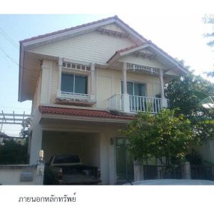 Land with buildings in Pathum Thani