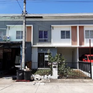 Land with buildings in Pathum Thani