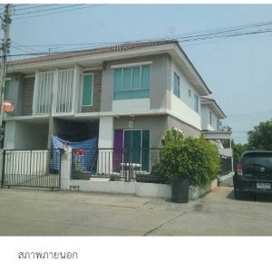 Land with buildings in Pathum Thani