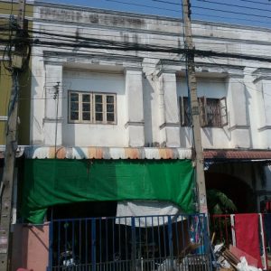 Land with buildings in Pathum Thani