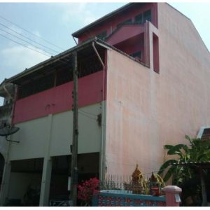 Land with buildings in Pathum Thani