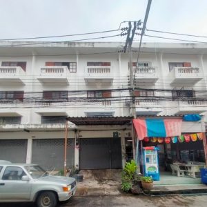 Land with buildings in Pathum Thani