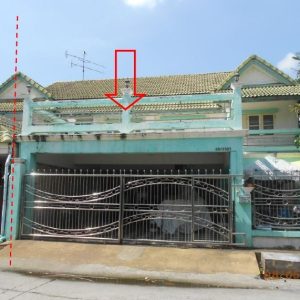 Land with buildings in Pathum Thani