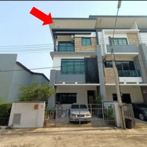 Land with buildings in Pathum Thani