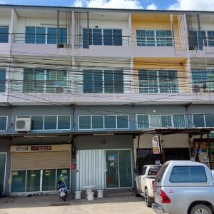 Land with buildings in Pathum Thani