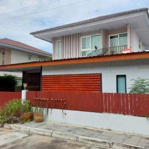 Land with buildings in Pathum Thani