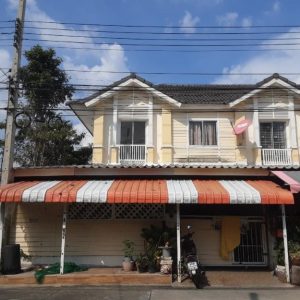 Land with buildings in Pathum Thani