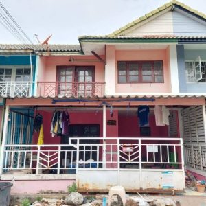 Land with buildings in Pathum Thani