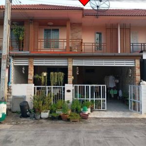 Land with buildings in Pathum Thani