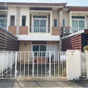 Land with buildings in Pathum Thani