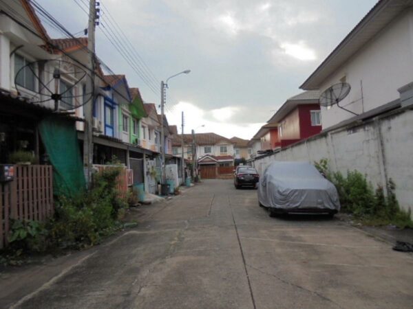 Pruksa Ville 9 Village, Srinakarin-Thepharak _photo