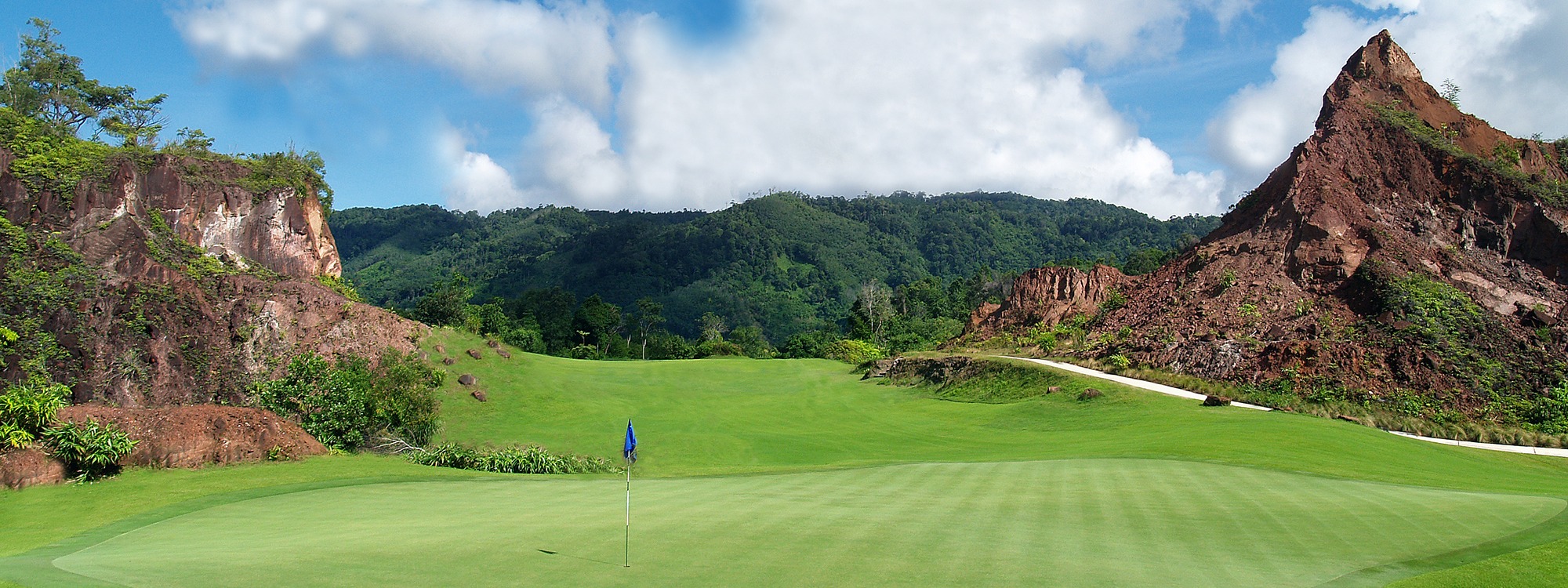Red Mountain Golf Club is the perfect place for flying balls and relaxing